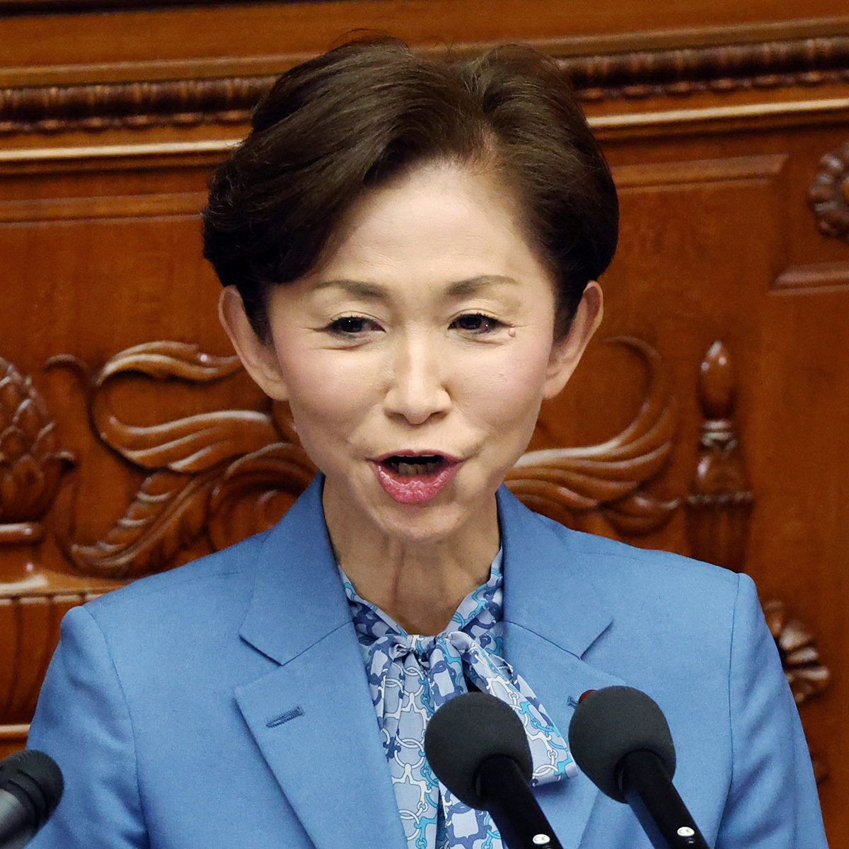 立憲民主党の鎌田さゆり議員が政治活動中に話す様子