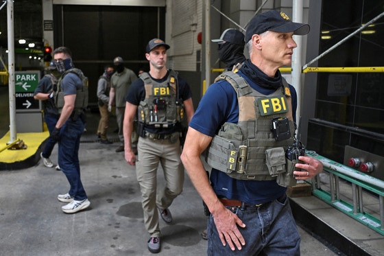 イリノイ州シカゴで移民取り締まりを行う米連邦捜査局（FBI）要員 (2025年6月16日) - イラン関連脅威への対応強化と不法移民取り締まり間のリソース配分に関する議論を背景に