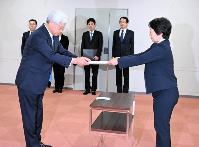 国土交通省関東運輸局の藤田礼子局長（右）から行政処分の通知を受け取る日本郵便の千田哲也社長