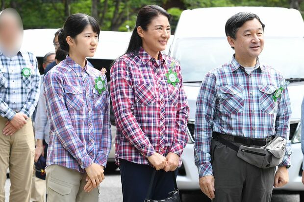 天皇ご一家が「山の日」式典にご出席された際の様子。皇室とイギリス文化（山登りなど）の関連を示唆。