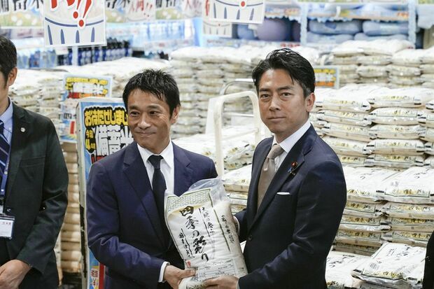 都内スーパーで備蓄米の流通状況を視察する小泉進次郎農林水産大臣