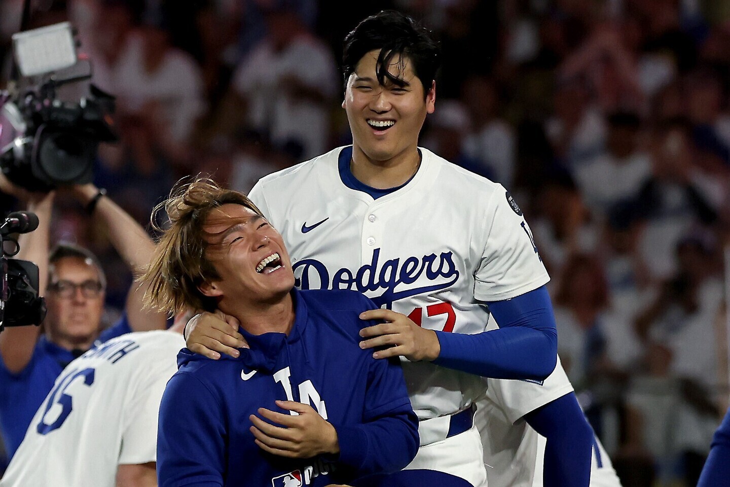 大谷先輩がいじりそうだね」山本由伸、限定ボブルヘッドの