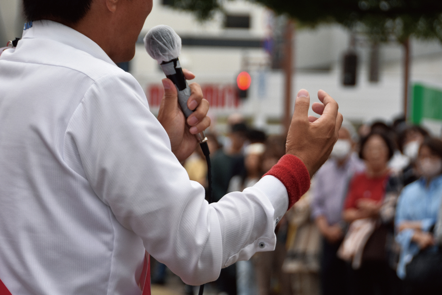 演説をする政治家と聴衆：日本のバラマキ政策と有権者の期待