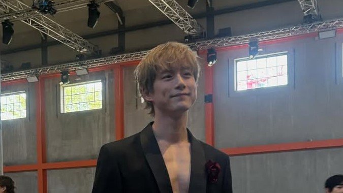 坂口健太郎、ミラノで魅せたアートな大人の美しさと胸筋チラリの黒スーツ姿