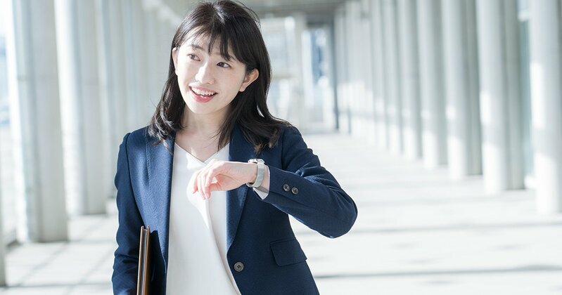政治や社会問題に関する活発な意見交換の様子