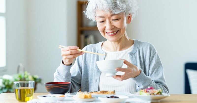 健康と長寿、お金について考えるシニア世代のイメージ