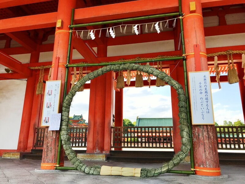 京都の平安神宮応天門に設置された鮮やかな茅の輪