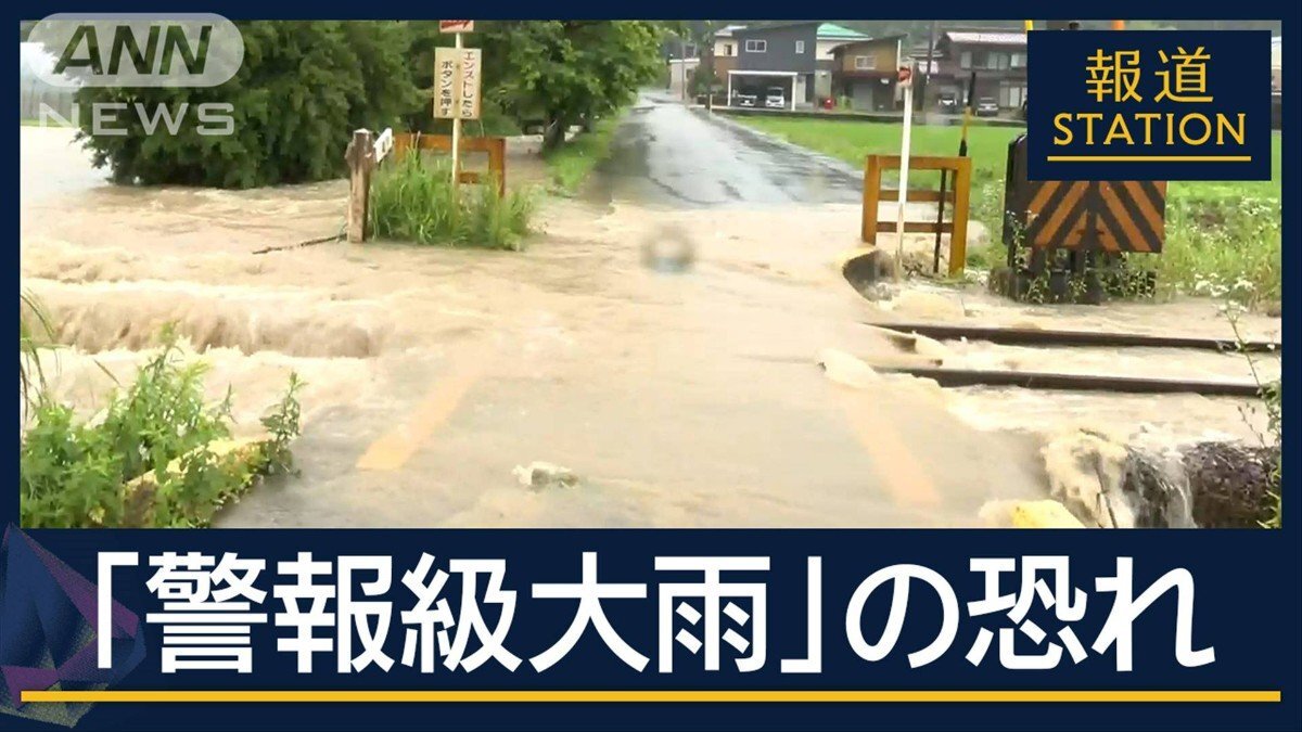 梅雨前線による記録的大雨で冠水した住宅地。濁流が流れ込んでいる様子。