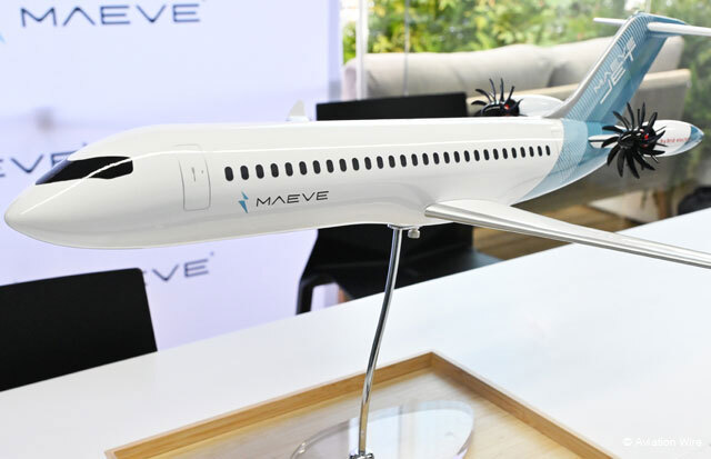 パリ航空ショーで展示された、日本航空が開発支援に基本合意した電動ハイブリッド航空機「MAEVE Jet」の模型
