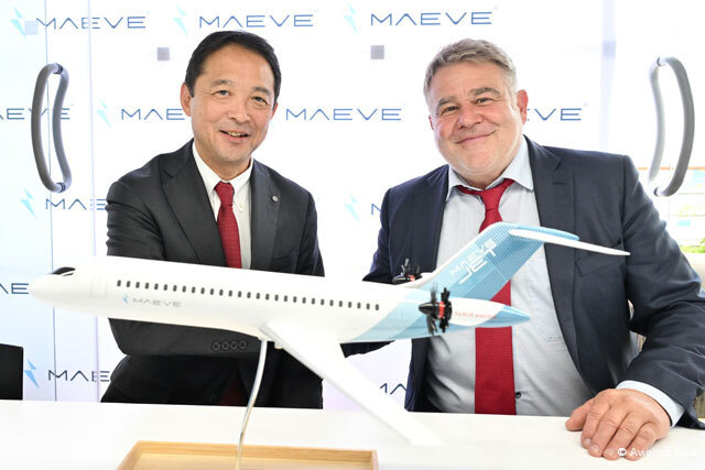 電動ハイブリッド航空機「MAEVE Jet」の開発に向けた基本合意書締結後、握手するJALの小山雄司経営企画本部長（左）とメイブ・エアロスペースのマルティン・ネッセラーCTO