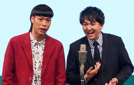 お笑いコンビ・バッテリィズのエース（左）と寺家。女優・原田知世とのCM共演エピソードを関根勤YouTubeチャンネルで語る様子。