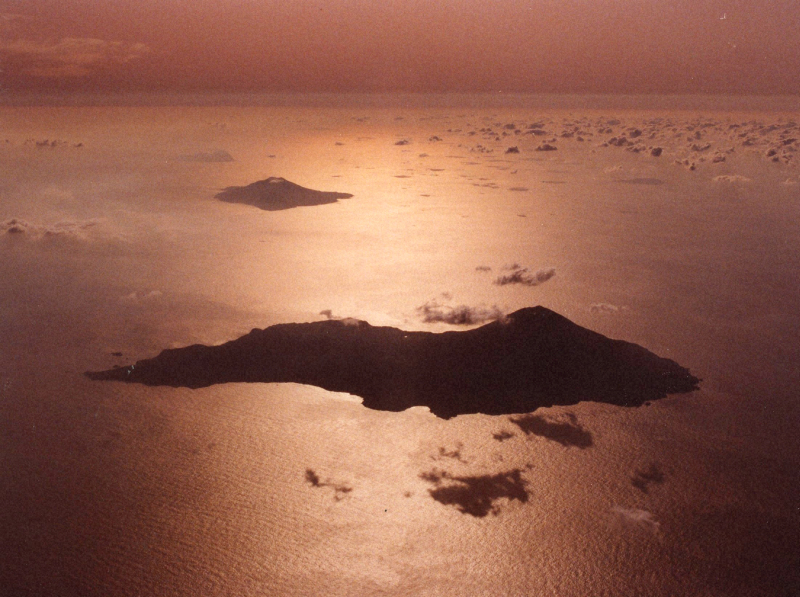 夕日に照らされシルエットになった鹿児島県のトカラ列島