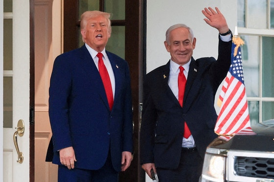 米ホワイトハウスでの会談で握手するトランプ前米大統領とイスラエルのネタニヤフ首相。長年の協力関係を築いた両首脳