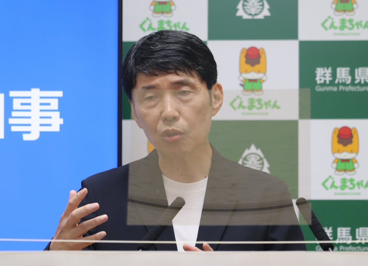 群馬県庁で記者会見する山本一太知事