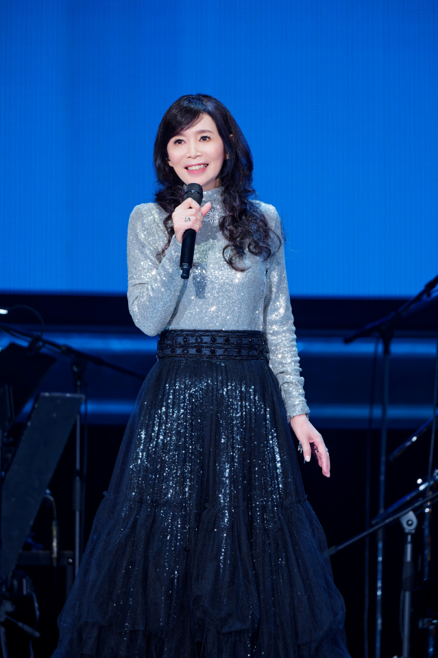 竹内まりや デビュー45周年記念ツアー 横浜アリーナ公演での歌唱シーン