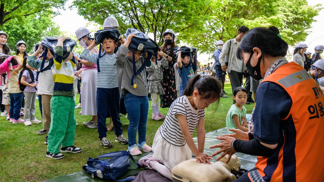 韓国ソウルでの民間防衛訓練に参加し、救命救急法を学ぶ子供たち（2023年）