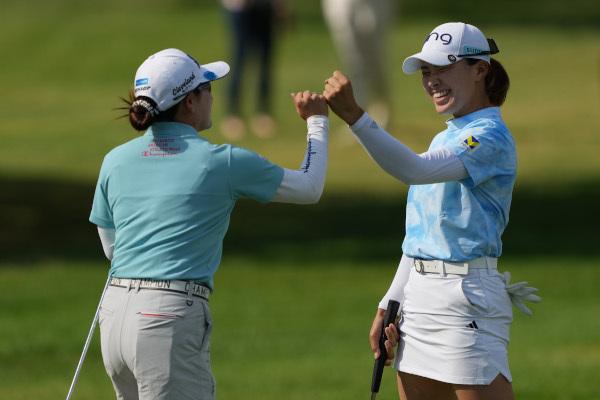 LPGAダウ選手権ペア　渋野日向子、勝みなみ直筆サイン入りAdidasバイザー 渋野日向子と勝みなみの“気遣いゼロ”共同生活「もっと仲が深まっ