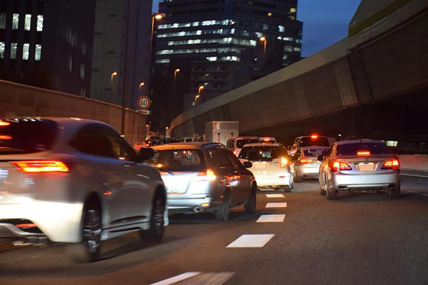 合流しようとする車と、車間距離を詰めて妨害する車のイメージ。合流時の車間距離不保持は交通違反となる可能性がある。