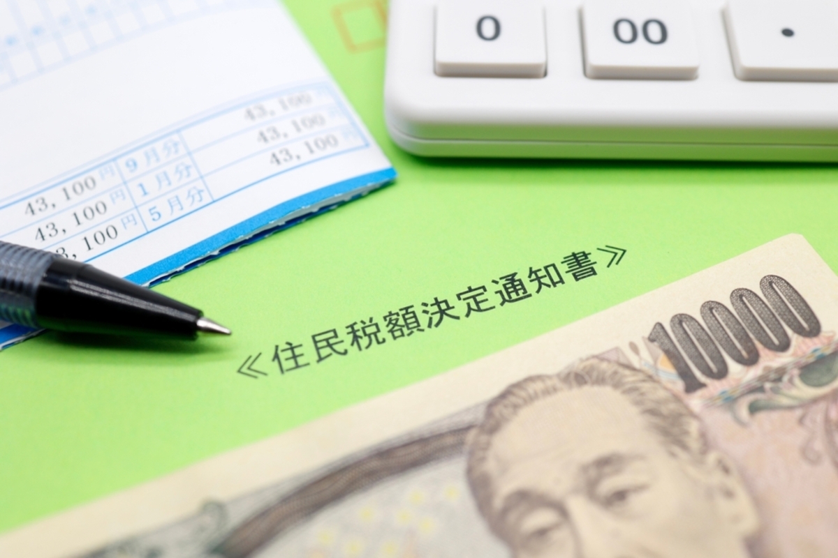 副業所得による住民税の増加を心配する会社員のイメージ