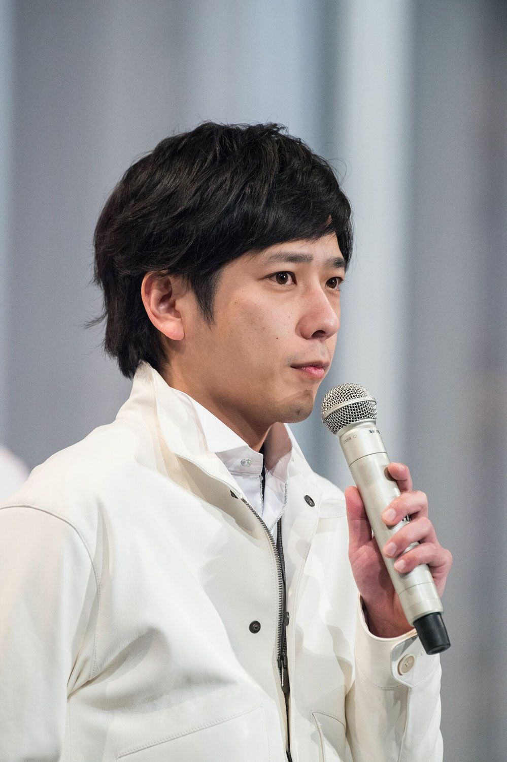 著書「独断と偏見」を刊行した嵐の元メンバー二宮和也氏のポートレート