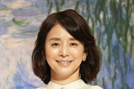 女優・石田ゆり子さん、55歳の新しいベリーショートヘアの横顔写真