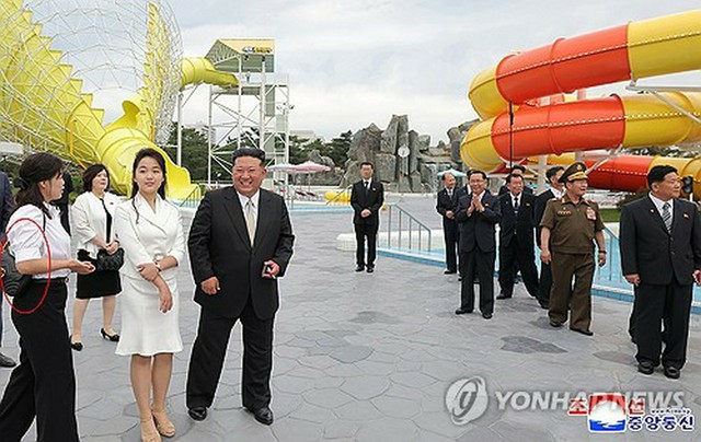 北朝鮮・元山観光地区の完成式典での金正恩氏、李雪主氏、キム・ジュエ氏。約1年半ぶりに公の場に姿を見せた李雪主氏の様子。
