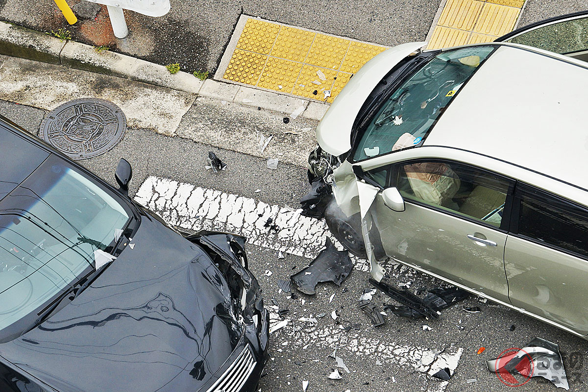 交差点での自動車事故現場を示すイメージ画像