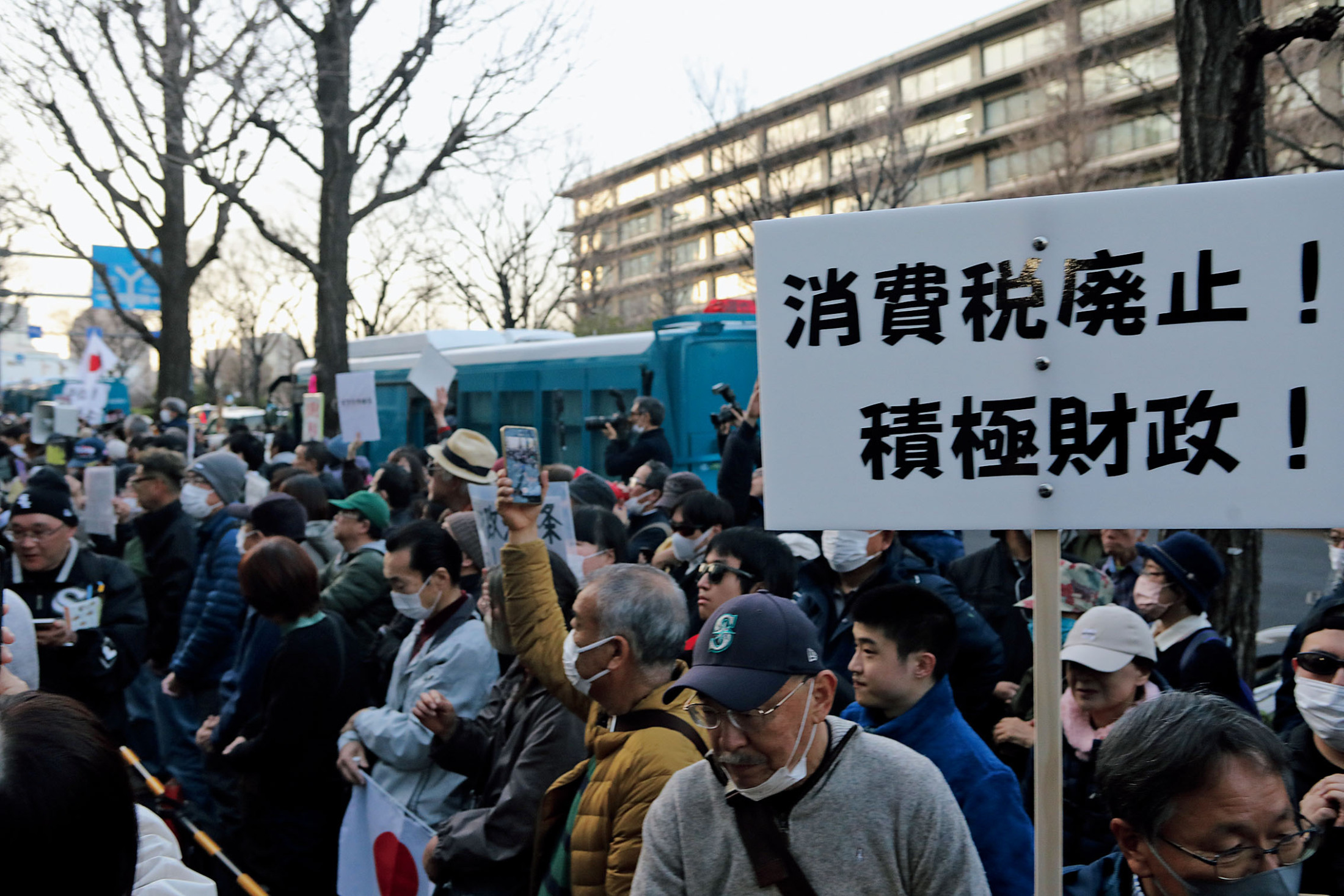物価高や増税に不満を訴える財務省前デモ参加者の様子