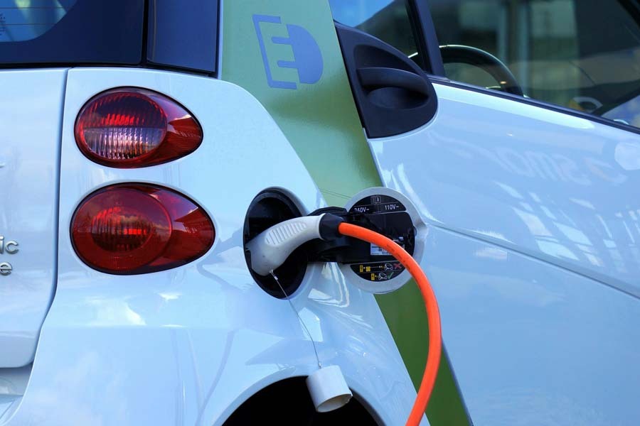 電気自動車（EV）に搭載されるリチウムイオンバッテリーは、火災リスクを伴う高密度エネルギー源。海上輸送時の熱暴走が懸念される。