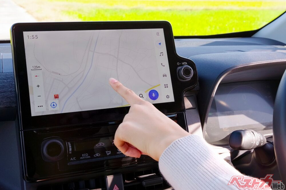最新車種の運転席、大型液晶ディスプレイに表示されるカーナビ画面