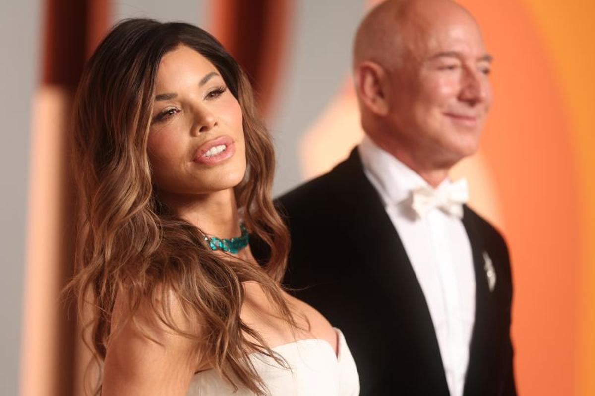 ジェフ・ベゾス氏と婚約者のローレン・サンチェス氏がオスカー賞関連パーティーに出席した際の様子