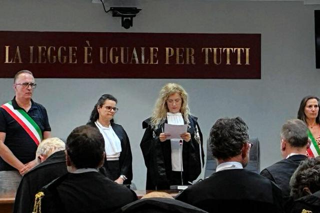 イタリア・ビチェンツァの裁判所で判決を言い渡す裁判長