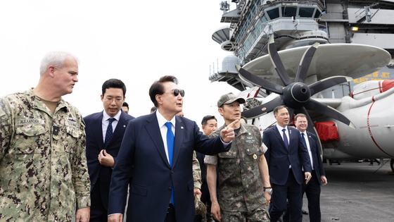 韓国釜山海軍基地に停泊中の米空母「セオドア・ルーズベルト」を視察する尹錫悦大統領