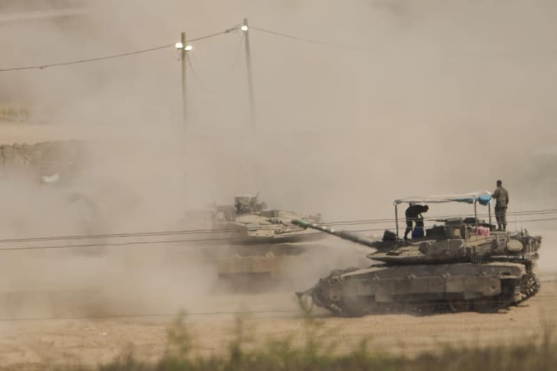 イスラエル南部のガザ境界近くに配置されたイスラエル軍の戦車