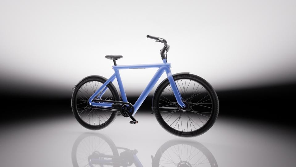 次世代型E-バイク〈VanMoof〉でさらに遠くへ！充電と取り外しも
