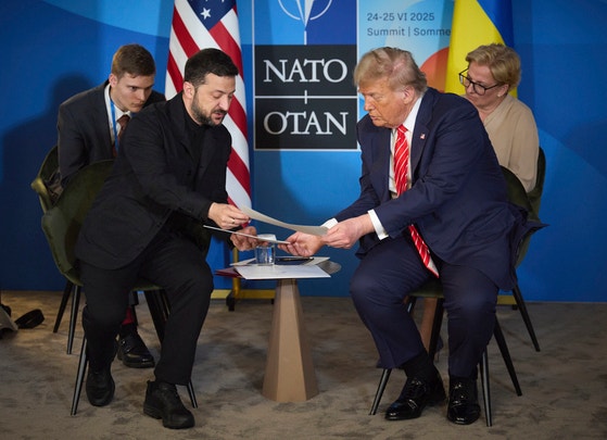 ハーグで開催されたNATO首脳会議でのトランプ米大統領とゼレンスキー・ウクライナ大統領の会談