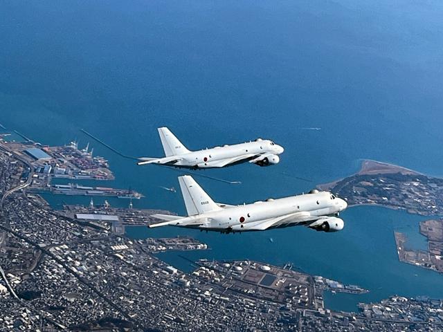 今年初の訓練飛行を行う海上自衛隊のP1哨戒機
