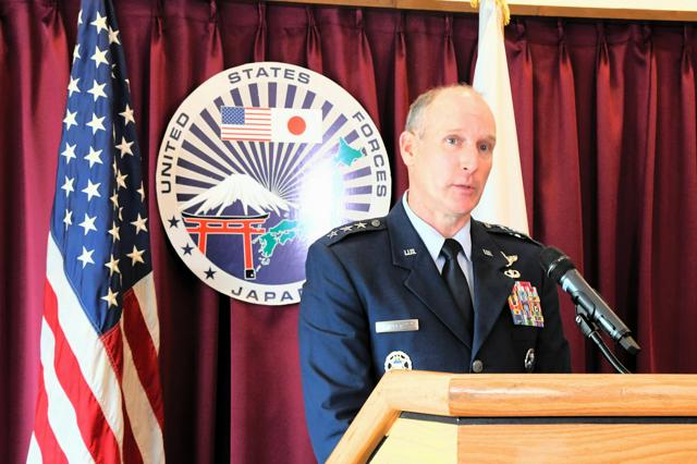 横田基地での交代式後、抱負を語る在日米軍兼第5空軍司令官スティーブン・ジョスト中将