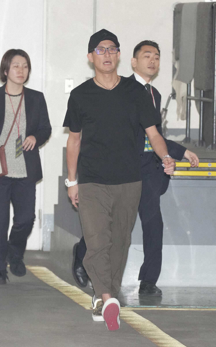 TOKIO解散後、報道陣に対応するため歩く松岡昌宏