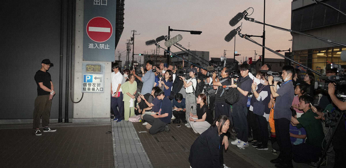 TOKIO解散後、報道陣の取材に応じる松岡昌宏