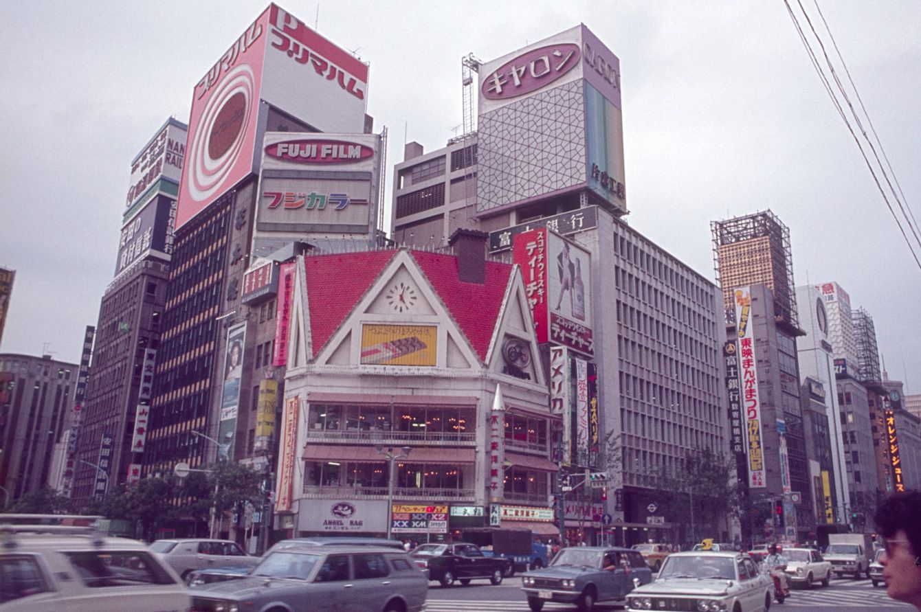 未来への漠然とした不安を感じている若者のイメージ