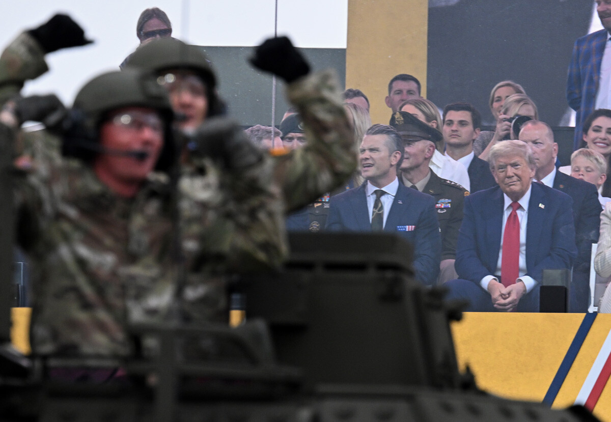 トランプ大統領の誕生日にワシントンD.C.で行われた軍事パレード