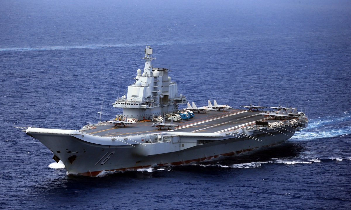 太平洋で活動する中国海軍の空母「遼寧」