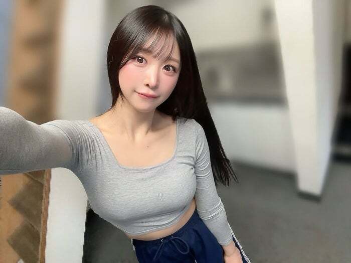 真島なおみ、美バストのぞく私服姿披露 イメチェン報告に「最強ビジュ」「セクシー」の声（モデルプレス）