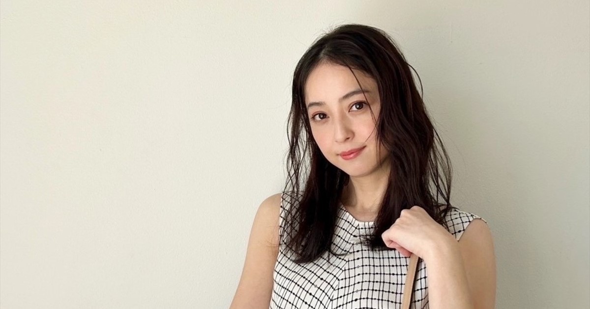 佐々木希さんがテレビ番組「1周回って知らない話」で夫の不倫騒動について語る様子。
