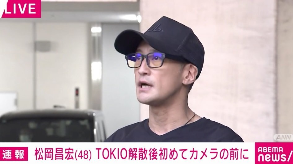 報道対応するTOKIO松岡昌宏（27日、愛知・東海市芸術劇場で）