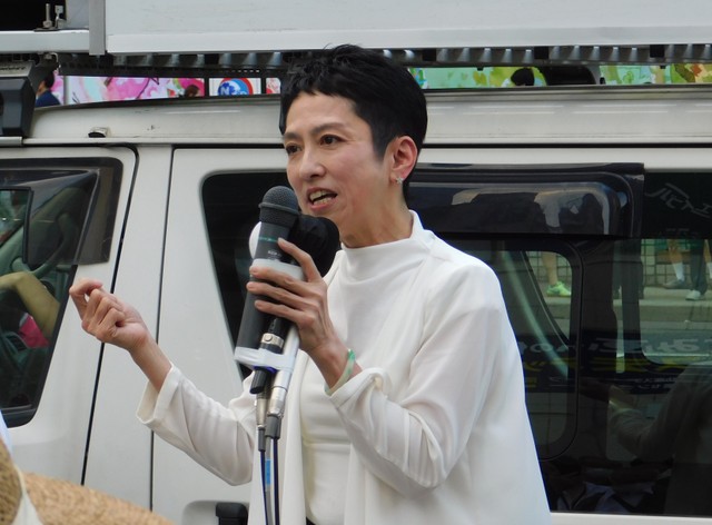 演説中の立憲民主党・蓮舫氏（参院選出馬表明、東京・自由が丘駅前）