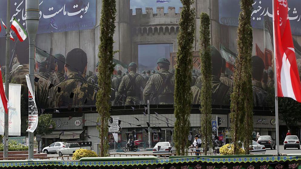 イラン革命防衛隊に関連するテヘランの兵士壁画