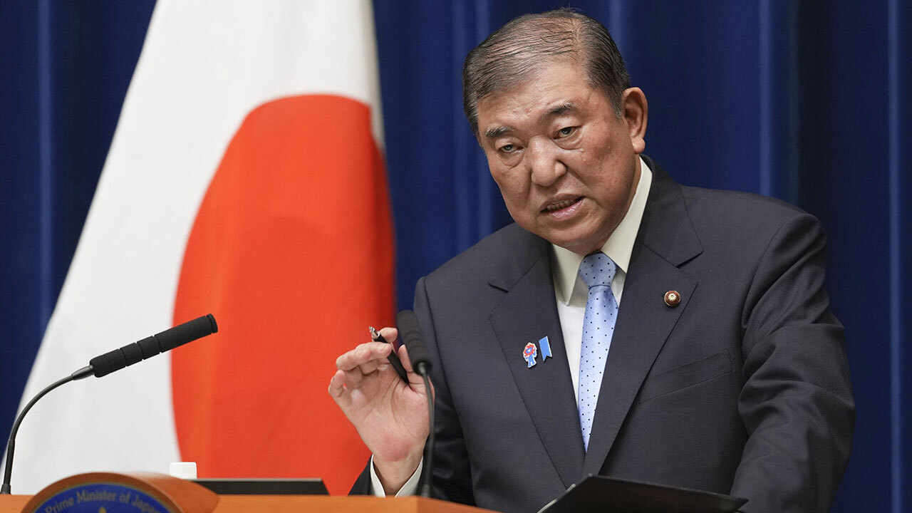 国会で答弁する石破首相