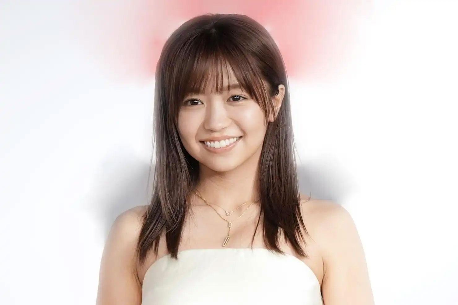 大原優乃＞素肌にライダースジャケット 透け感たっぷり赤ドレス